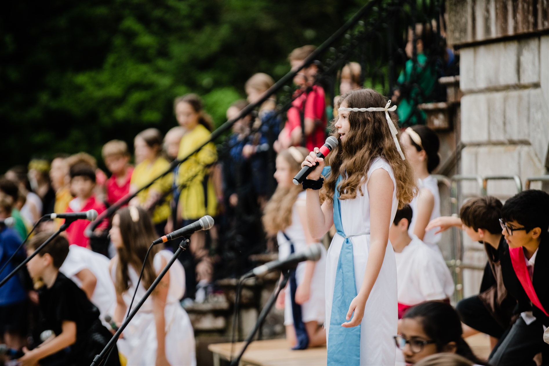 Midsummer performance pupil singing